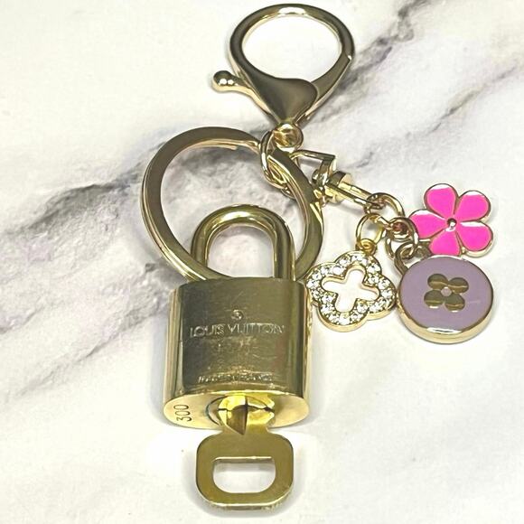 Louis Vuitton Lock & Key Set #300 with an LV Purple Fleur & Multi-Charm Keychain - Picture 4 of 4